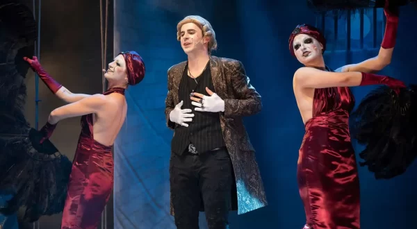 Andreea Hristu (Dolly), Lucian Ionescu (Macheath, zis Mackie Șiș), Iulia Samson (Betty) / Opera de trei parale / © Andrei Gîndac